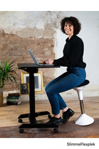 Easy Desk lifestyle foto - andere vrouw en sfeer - SlimmeFlexplek
