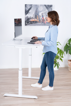 Vrouw aan wit zit-sta bureau - zonder logo