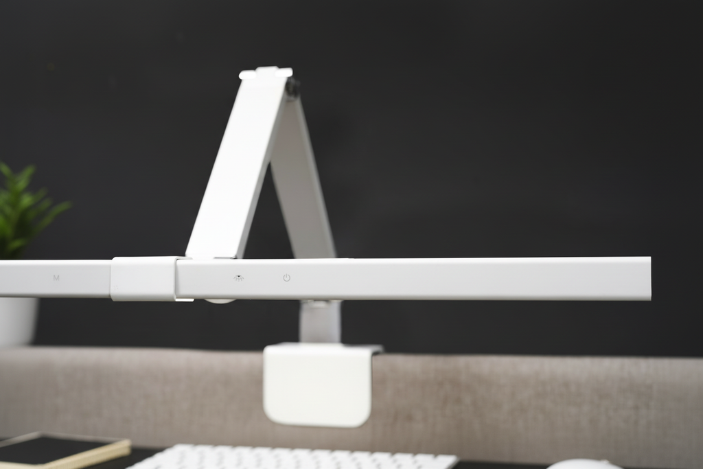 Witte monitorlamp op bureau setup - zonder logo