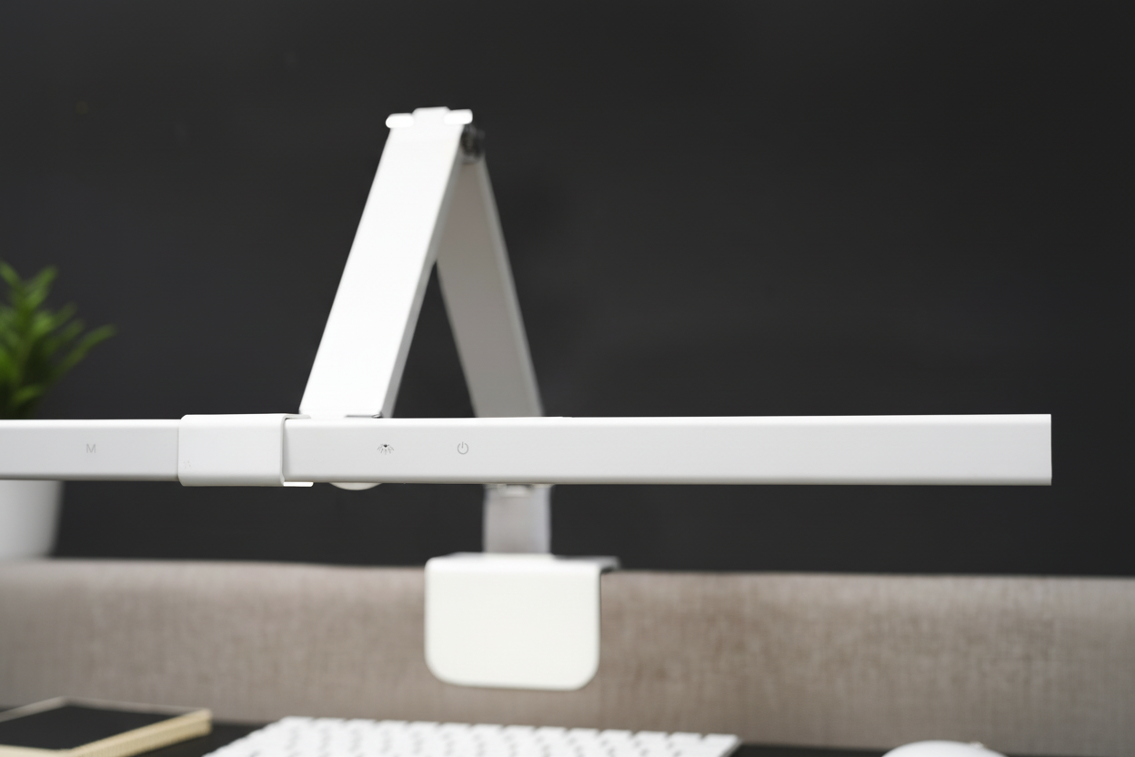 Witte monitorlamp op bureau setup - zonder logo
