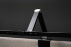 Zwarte monitorlamp detail close-up - zonder logo