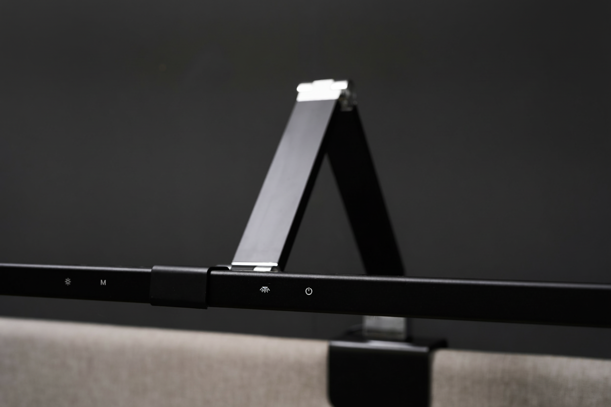 Zwarte monitorlamp detail close-up - zonder logo