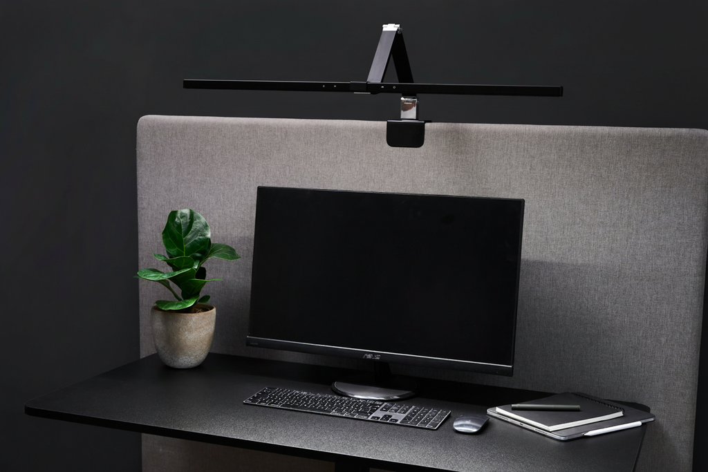 Zwarte monitorlamp op bureau setup - zonder logo